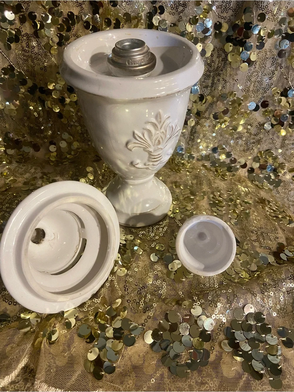 Greenleaf  Fleur De Lis Aroma Decor Diffuser With White Finish  EUC